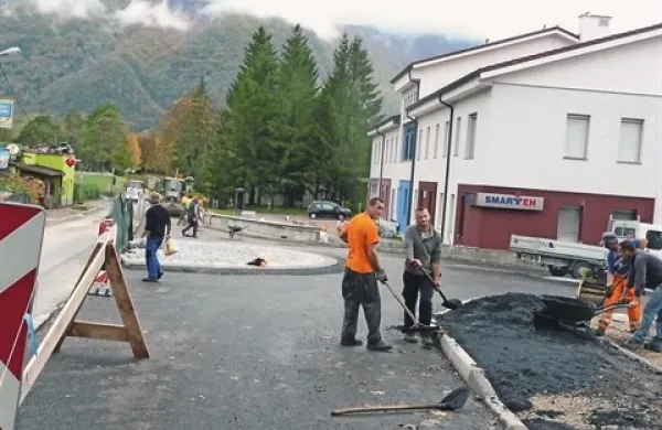  Krožišče je do polovice grobo asfaltirano, za drugo polovico imajo še dober mesec časa