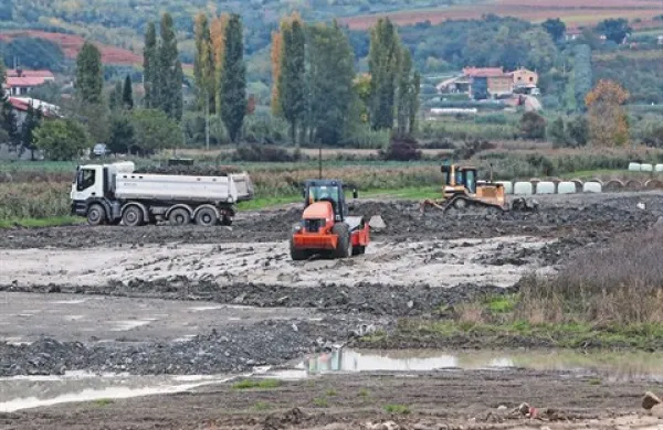  Gradbinci bodo kaseto končali do konca  januarja. Vanjo naj bi potem odložili 193.000 kubičnih metrov mulja z morskega dna pred prvim bazenom.