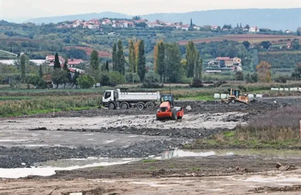 Uprava za pomorstvo kaseto za svoj del poglabljanja na ankaranski bonifiki že gradi, Luka pa ni še niti blizu temu