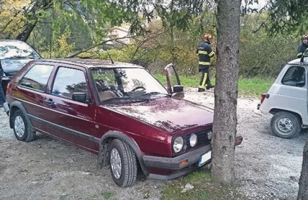 V Trnovem se je včeraj dopoldne zgodila neobičajna nesreča. Trčili sta vozili, v katerih pa ni bilo voznikov.