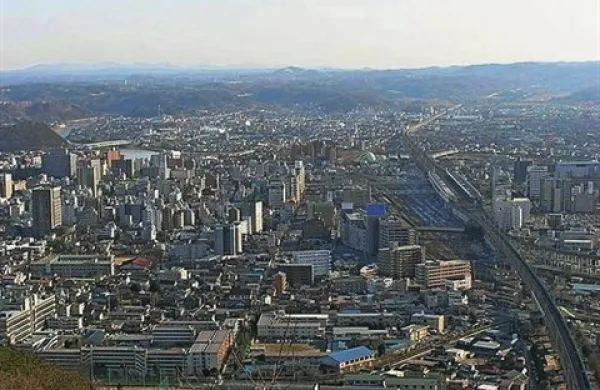 Območje Fukušime na Japonskem, kjer je bila v potresu in cunamiju leta 2011 poškodovana jedrska elektrarna, je danes stresel potres z magnitudo 7,3, poročajo tuje tiskovne agencije. Kot so sporočili, ni nevarnosti cunamija