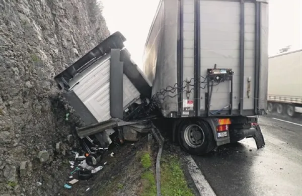 Kabino tovornjaka je v nesreči dobesedno odtrgalo od  tovornega dela 
