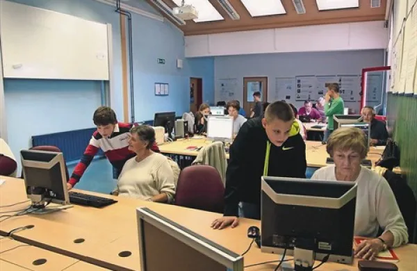 Jure in Patrik sta z veseljem pomagala Tatjani in Neviji pri ustvarjanju elektronskega naslova in pisanju sporočil   