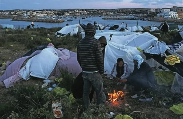Pred italijansko obalo v Sredozemskem morju so v noči na danes na več plovilih odkrili več kot 800 beguncev iz Afrike (fotografija je iz arhiva)