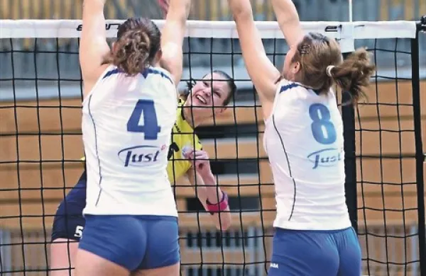 Zadnji lanski derbi v Novi Gorici so dobile domačinke  (v belem). Tina Grudina (4) in Katarina Spačal (8) še igrata, Koprčanka Maja Bratož (rumena) pa se je poslovila