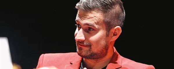 “Tiste, ki so storili, kar so storili, je treba razkrinkati na kulturen način, recimo tako, da napišeš knjigo. To je zanje huje, kot če bi jim pljunil v obraz. On tebe s kamnom,  ti njega s kruhom, pravi bosanski pregovor.”
