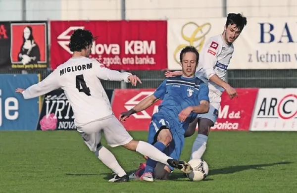 Medtem ko bosta Goran Galešić (v ozadju) in Saša Aleksander Živec (v modrem dresu) zaigrala tudi na drevišnjem dvoboju, je Andrea Migliorini že preteklost Luke Kopra