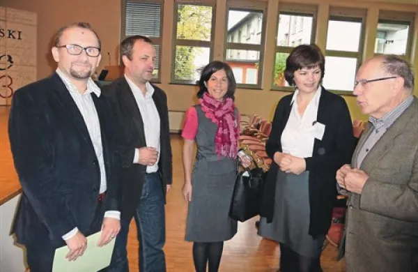 Dr. Matevž Košir, predsednik Zveze zgodovinskih društev Slovenije (na levi), tolminski župan Uroš Brežan, dr. Dragica Čeč, direktorica Tolminskega muzeja mag. Damjana Fortunat Černilogar in dr. Branko Marušič  