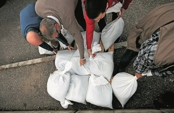 Ob mesecu požarne varnosti in preventive bo izolska civilna zaščita danes na Manziolijevem trgu priredila sejem protipoplavne zaščite za občane