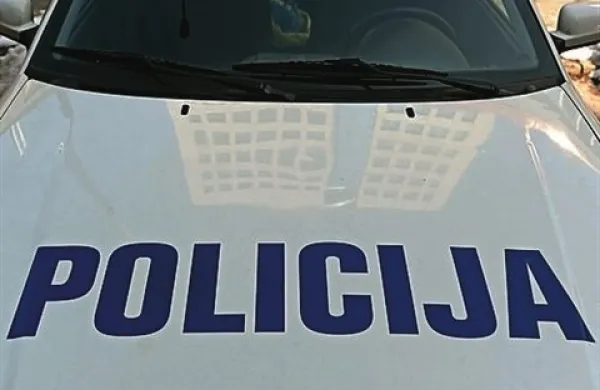 V prometni nesreči na gorenjski avtocesti sta se popoldne huje telesno poškodovala 78-letni voznik  avtomobila in 70-letna sopotnica