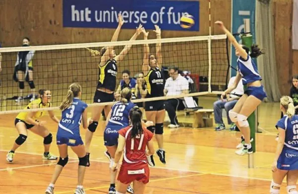 Blok Koprčank (na fotografiji Nuša Ferlinc in Eva Vedlin) je bil precejšnja ovira tudi za najučinkovitejšo na tekmi, Novogoričanko Katarino Spačal (v napadu)