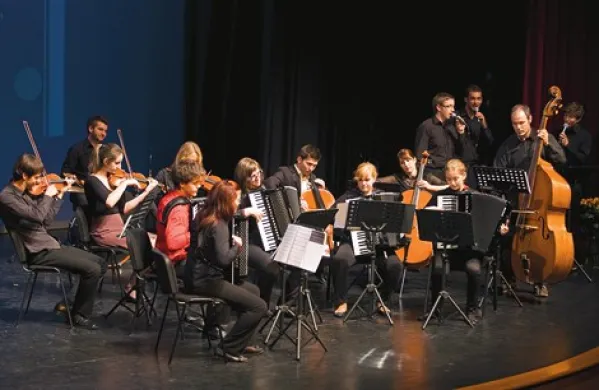 Med drugim so zaigrali člani komorne skupine harmonik  gHOSt Polona Prosen, Erik Starc, Nina Pečelin, Polona Grmek in Anja Tavčar,  na violini Kristjan Ilić, Sara Vatovec in Medina Leković, na violončelu Petra Tavčar in Dušan Vasić, na kontrabasu Štefan