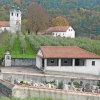 Na pokopališču v Vremah  bodo ukinili 13 zapuščenih grobov, uredili prostor za raztros posmrtnih ostankov in se s krajani dogovorili o upravljalcu in najemnini za  mrliško vežico 
  