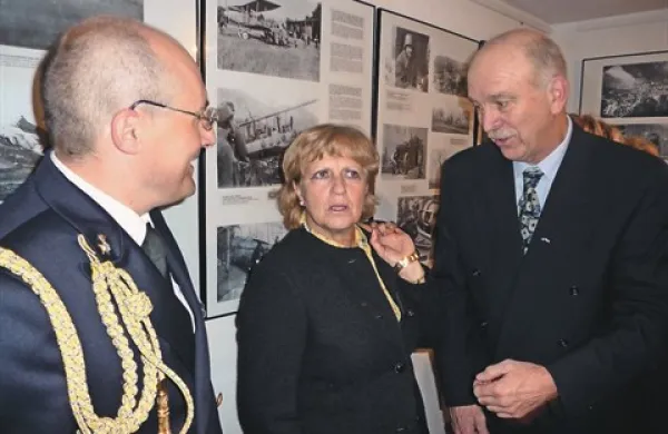 Soavtor razstave Željko Cimprič (desno) je z raziskovanjem ugotovil,  da so imeli piloti samo 50 odstotkov možnosti za to, da so dočakali starost