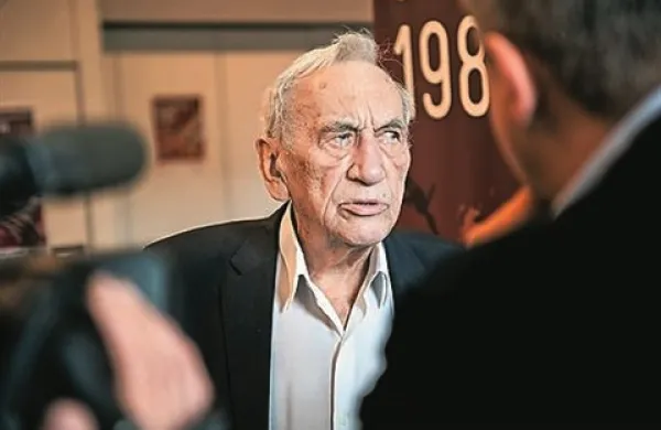 Na Poljskem je v 86. letu starosti umrl prvi demokratično izvoljeni predsednik vlade po padcu komunizma Tadeusz Mazowiecki
