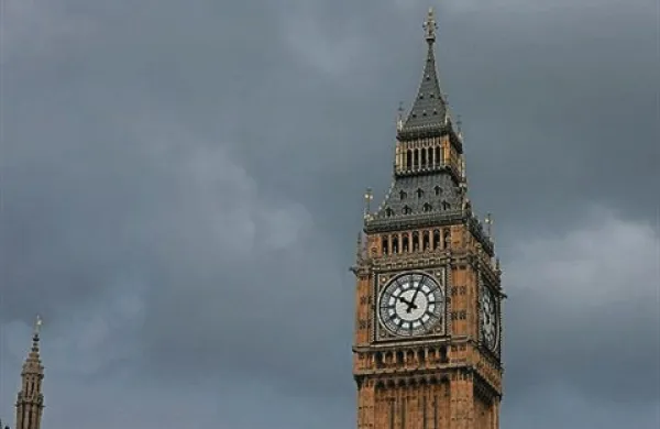Jugozahod Velike Britanije je v nedeljo dosegla najhujša nevihta v več letih, zaradi česar v delih države danes vlada prometni kaos