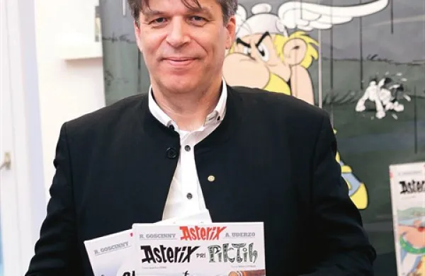 Vlado Grlica s sveže poslovenjenima stripoma Asterix pri Piktih in Globok prepad   