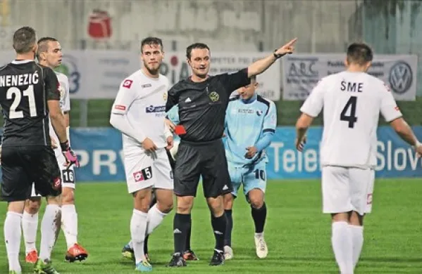 Sodniki (na fotografiji Bojan Mertik) so imeli na dveh primorskih derbijih  letošnje sezone precej dela 