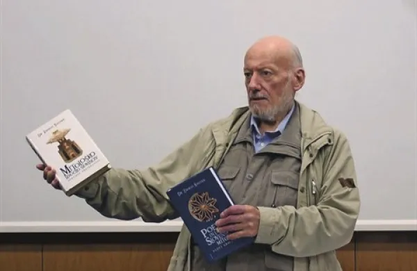 Dr. Zmago Šmitek v novogoriški knjižnici 