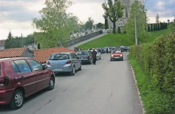 Ob pogrebih in verskih obredih nastane na tem delu Jurčičeve prometna gneča, saj je ustreznih parkirišč daleč premalo