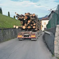 Težki tovornjaki zasedejo celo cestišče tik nad župniščem. Vsak dan jih gre tod mimo po 50.
