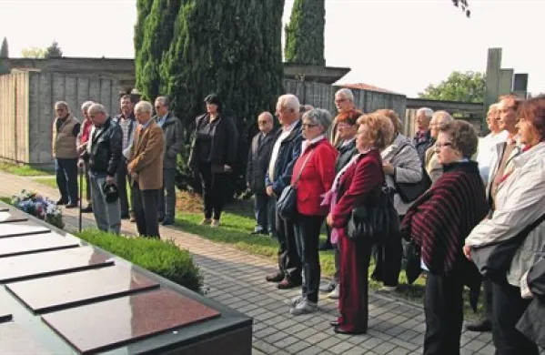 Polaganje venca na skupnem grobišču na pokopališču v Ronkah 