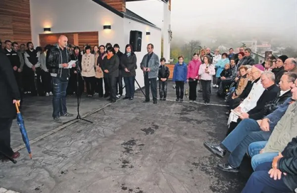 Za gradnjo poslovilnega objekta je največ prispevala sama krajevna skupnost
