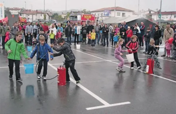 Otroke  je pritegnila možnost izvedeti, kako in s pomočjo česa se gasilci  bojujejo z ognjem