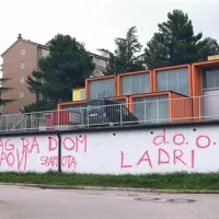 Krajani so nedavno takole izrazili nestrinjanje z načinom upravljanja markovške kurilnice. Grafiti so zdaj že prebarvani. 