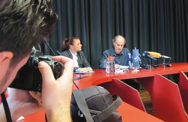 Novinarjem rektor včeraj ni dovolil dodatnih vprašanj. Prebral je svojo izjavo, pobral aplavz podpornikov in se poslovil.