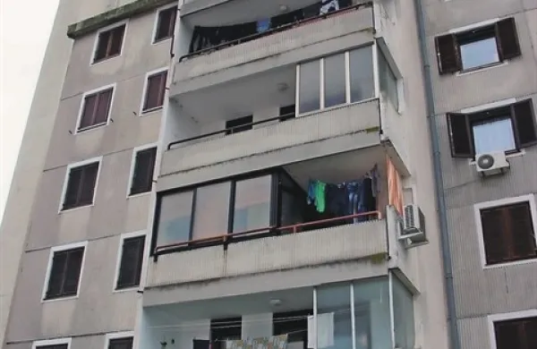 Padec z balkona v tretjem nadstropju je bil za  51-letnega domačina usoden