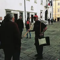 V Kopru le pe&scaron;čica protestnikov