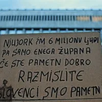 V Kopru le pe&scaron;čica protestnikov