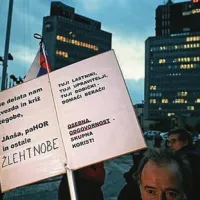 V Kopru le pe&scaron;čica protestnikov