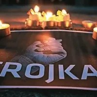 V Ljubljani so zažgali transparente z napisom trojka