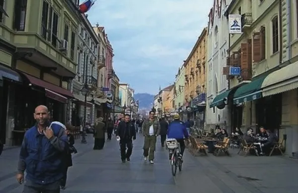 Grški pogajalec v sporu o imenu Makedonije Adamantios Vasilakis je  predlagal naziv Slovansko-albanska Makedonija. Na fotografiji je makedonsko mesto Bitola.