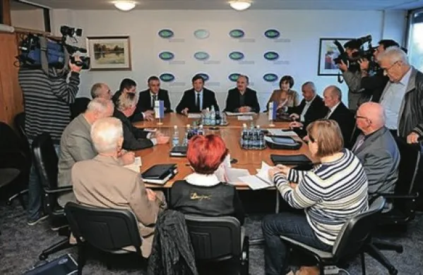 Izvršni odbor Desusa je sprejel kompromisni predlog vlade o davku na nepremičnine