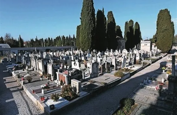 Občani in drugi, ki bodo 31. oktobra ter 1. in 2. novembra obiskali izolsko pokopališče, bodo lahko brezplačno parkirali na parkirišču pri ladjedelnici