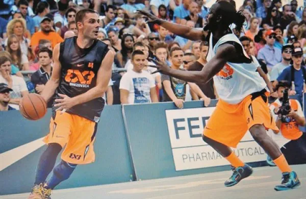 Jasmin Hercegovac (levo) je nov športni izziv našel v ulični košarki