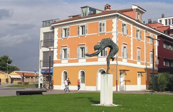Avstrijska Posojilnica Borovlje iz Celovca pričakuje, da se bo na skorajšnji javni dražbi pojavil kupec, ki bo za   217 kvadratnih metrov velik pritlični poslovni prostor na koprskem  Ukmarjevem trgu  pripravljen odšteti okroglih 600.000 evrov