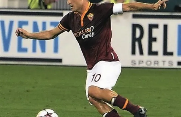 Italijanski nogometni prvoligaš Roma je sinoči v domačem prvenstvu serie A dobil še deseto tekmo zapored v novi sezoni in s tem dosegel nov rekord v zgodovini italijanskega prvenstva