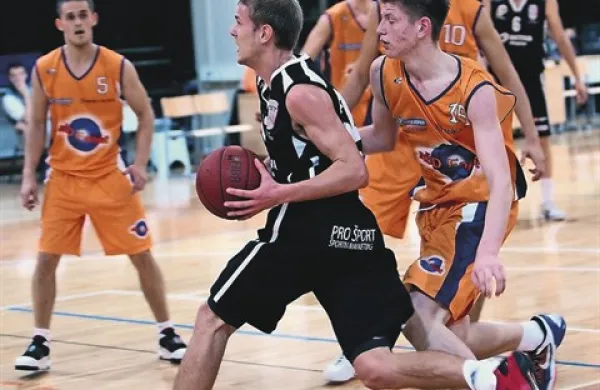 Za Postojnčane (v črnih dresih)  letos igra tudi Boban Vuković (št 5), ki je lani branil barve Kopra