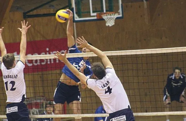 Trener Go Volleya  Jasmin Čuturič je Salonit napadal tudi kot igralec