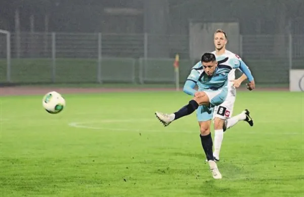 Gianluca Lapadula (v modrem dressu) je na povratni pokalni tekmi z Aluminijem dosegel dva zadetka