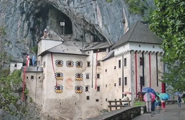 S Predjamskim gradom bo še naprej upravljala družba Postojnska jama, za katerega ima zdaj, ko je najemni odnos dolgoročno urejen, velike načrte 