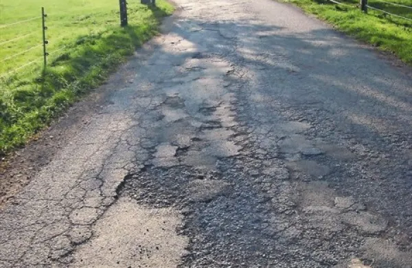 Povezovalna pot od Prestranka do sosednje Matenje vasi s poškodovano površino in udarnimi jamami škoduje avtomobilom, zelo neprijetna pa je tudi za voznike