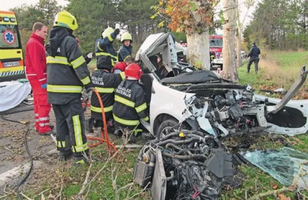 Gasilci so  iz zverižene pločevine rešili hudo poškodovanega voznika, ki je zvečer v bolnišnici umrl
