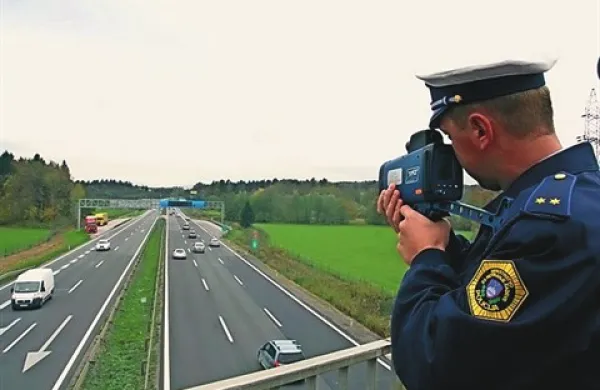 Hitrost in varnostno razdaljo bodo policisti na avtocestah merili z nadvozov in drugih primernih mest