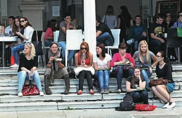 Delodajalec, ki bo za nedoločen čas zaposlil mlado brezposelno osebo, bo zanjo dve leti oproščen plačevanja vseh prispevkov