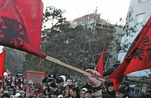 Na Kosovu so se ob 7. uri začele lokalne volitve, prve po razglasitvi neodvisnosti leta 2008, v katerih sodelujejo tudi srbske občine na severu